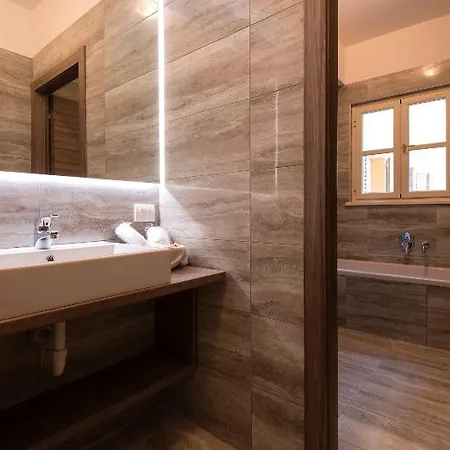 Britannia Luxury فندق كومو